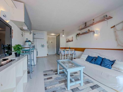 un salon avec un canapé blanc et une table dans l'établissement Studio Sombrero-2 by Interhome, au Barcarès