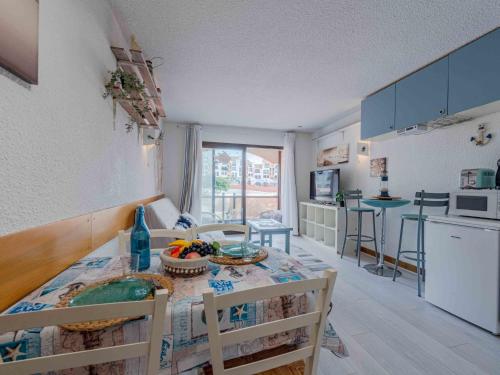 une cuisine et une salle à manger avec une table et des chaises dans l'établissement Studio Sombrero-2 by Interhome, au Barcarès