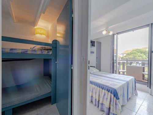 - une chambre avec des lits superposés et un balcon dans l'établissement Holiday Home Sombrero-5 by Interhome, au Barcarès