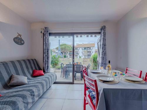 un salon avec une table et un canapé dans l'établissement Holiday Home Sombrero-5 by Interhome, au Barcarès