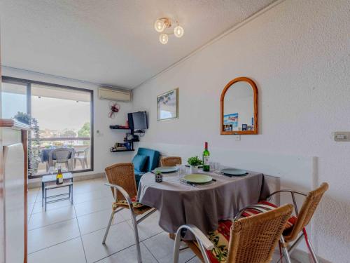 une salle à manger avec une table et des chaises dans l'établissement Apartment Coudalère-Les Hébrides-4 by Interhome, au Barcarès