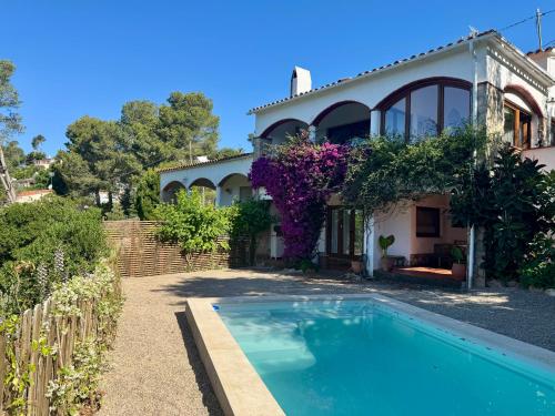 Bazén v ubytování PRAGA 2 - Encantadora casa con piscina y vistas al bosque! nebo v jeho okolí