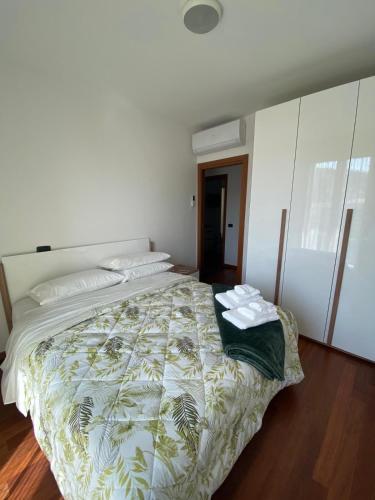 a bedroom with a bed with a green and white comforter at Luca's Home in Villongo SantʼAlessandro