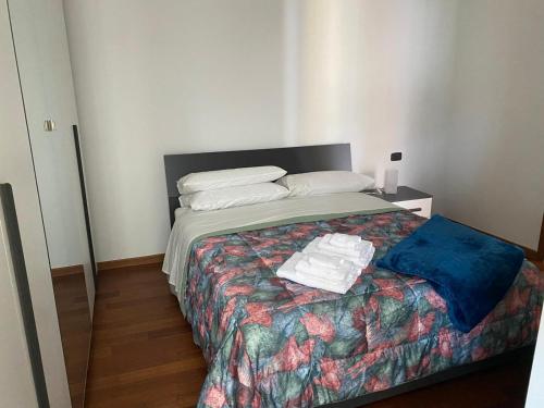 a bedroom with a bed with towels on it at Luca's Home in Villongo SantʼAlessandro