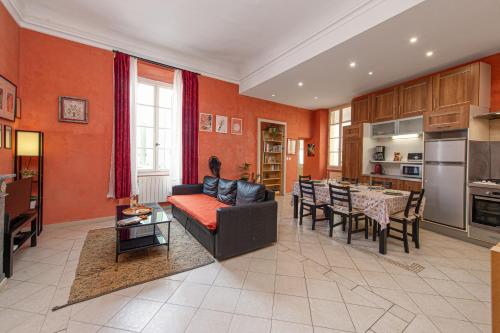 un salon avec un canapé et une table dans l'établissement Grand appartement dans la vieille ville, à Menton