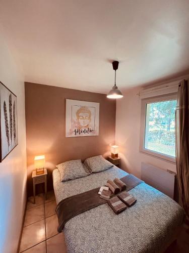 une chambre avec un lit et deux lampes et une fenêtre dans l'établissement Les Caselas, à Gramat