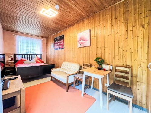 Postel nebo postele na pokoji v ubytování Apartment Kleine Wohnung Renata 2 nahe Nürburgring by Interhome