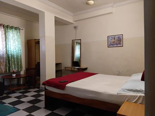 Postel nebo postele na pokoji v ubytování lakshmi inn lodge