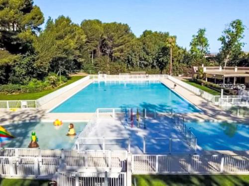 une grande piscine avec de l'eau bleue dans l'établissement Apartment le Verdon-5 by Interhome, à Six-Fours-les-Plages