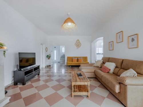 un salon avec un canapé et une table dans l'établissement Villa Villa dos Sonhos by Interhome, à Galé