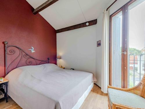 une chambre avec un lit et une grande fenêtre dans l'établissement Apartment Barbados-4 by Interhome, au Barcarès