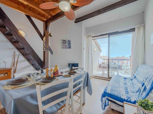 une salle à manger avec une table et des chaises et une fenêtre dans l'établissement Apartment Barbados-4 by Interhome, au Barcarès