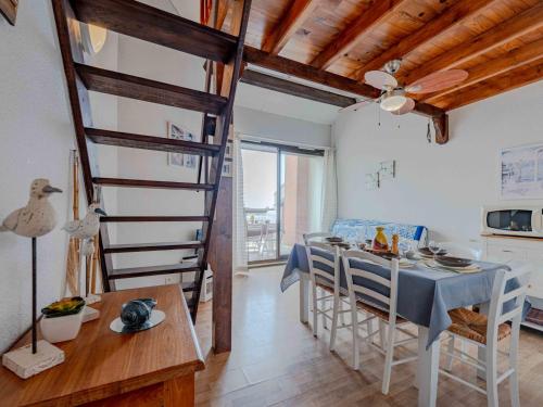 d'une cuisine et d'une salle à manger avec une mezzanine. dans l'établissement Apartment Barbados-4 by Interhome, au Barcarès