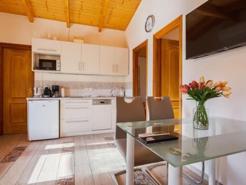 Kuchyň nebo kuchyňský kout v ubytování Holiday Home Hullám by Interhome