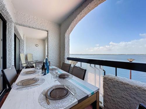une salle à manger avec une table avec vue sur l'océan dans l'établissement Apartment Coudalère-Guadeloupe-15 by Interhome, au Barcarès