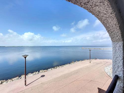 - une vue sur l'océan depuis une arche en pierre dans l'établissement Apartment Coudalère-Guadeloupe-15 by Interhome, au Barcarès