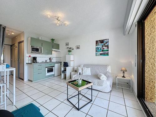 un salon avec un canapé et une table dans l'établissement Apartment Coudalère-Guadeloupe-14 by Interhome, au Barcarès