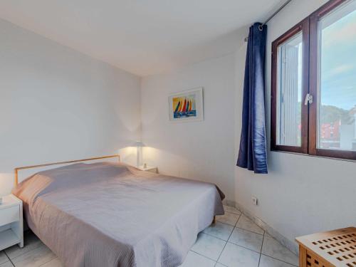 une chambre avec un lit et une fenêtre dans l'établissement Apartment Barbados-3 by Interhome, au Barcarès