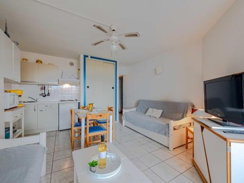 un salon avec un canapé et une cuisine dans l'établissement Apartment Barbados-3 by Interhome, au Barcarès
