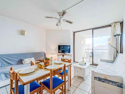 un salon avec une table, des chaises et un canapé dans l'établissement Apartment Barbados-3 by Interhome, au Barcarès