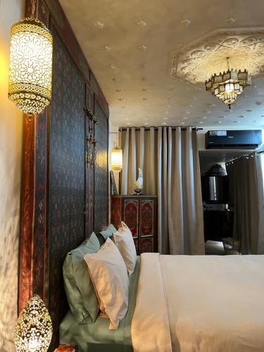 Una cama o camas en una habitación de Alibaba Riad
