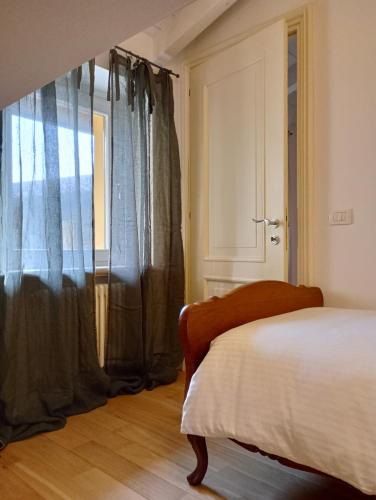 a bedroom with a bed and a window at Mansarda in Piazzetta Centro Storico in Manerba del Garda