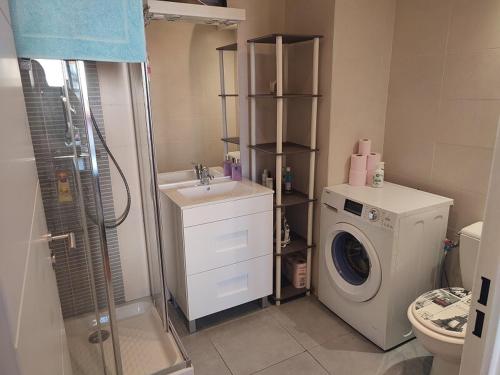 Photo de la galerie de l'établissement Beautiful 2-room apartment 5 min from the Palais des Festivals, à Cannes