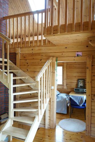 a staircase in a log cabin with a bedroom at Villa Kortepuro 