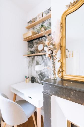 - un bureau blanc avec un miroir et une chaise blanche dans l'établissement Alluring 1 bedroom Apartment 5 min to the Eiffel Tower!, à Paris