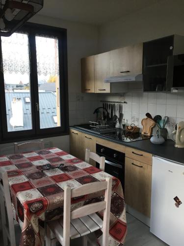 une cuisine avec une table et un comptoir dans l'établissement La Comtesse, à Saint-Gervais-les-Bains