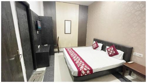Imagen de la galería de Amritsar Hotel R-A-M-N-E-E-K Near Bus Stand - Spacious Rooms With Free Wi-fi - Restaurant# Parking & Excellent Customer Service - Best Location In Amritsar, en Amritsar