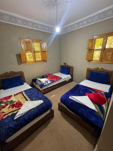 Una cama o camas en una habitación de Dar Akiode Toubkal