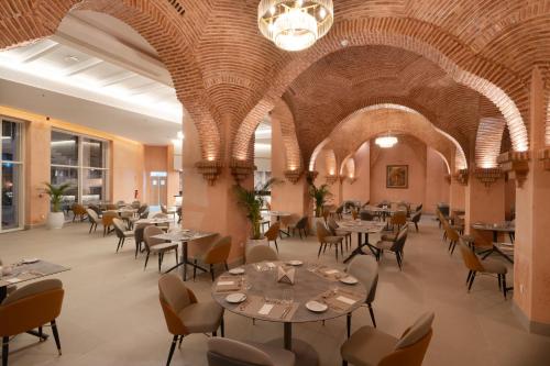 a restaurant with tables and chairs in a room at Pickalbatros Palais Des Roses - Agadir - All Inclusive in Agadir