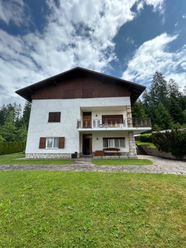 a large building with a balcony on top of it at Residenza le due Rose in Ronzone
