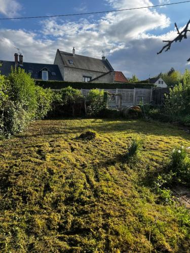un cortile con una casa sullo sfondo di La maison de Lili a Mercin-et-Vaux