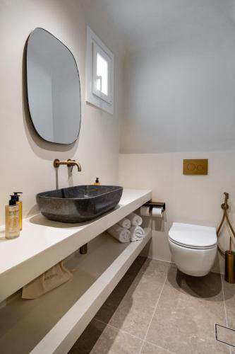 a bathroom with a sink and a toilet at Hotel Oasis in Parikia