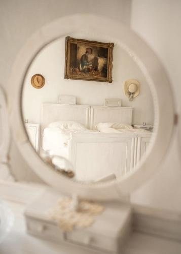 a mirror reflecting a bed in a bedroom at Pista bácsi háza in Pusztaföldvár