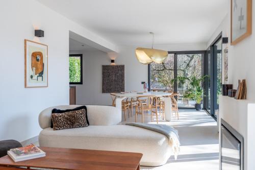 Postel nebo postele na pokoji v ubytování MENTHON- Villa W Architecte 2 pas du lac by LLA SELECTIONS