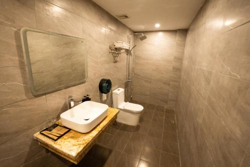 a bathroom with a sink and a toilet at Kim Thanh Hotel, Vinh Phuc - Near Heron Lake Golf, Dam Vac in Vĩnh Phúc