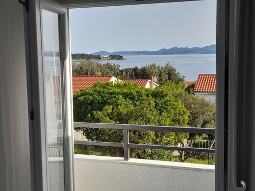 a window with a view of the water at DIVA STUDIO PUNTA SKALA in Petrcane