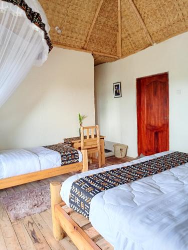 Postel nebo postele na pokoji v ubytování Bwindi Neckview Lodge