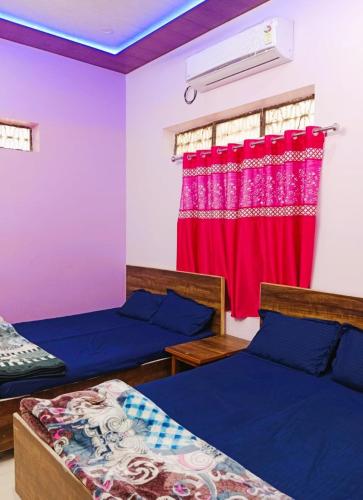 Postel nebo postele na pokoji v ubytování Hotel Mahadev guest house Fully AC OR NON AC Room In Varanasi