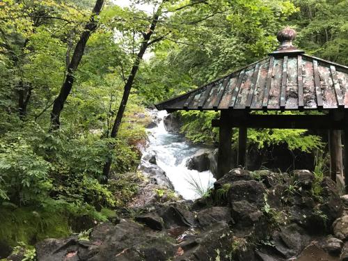 una cascata con un gazebo accanto a un fiume di Right nearby world heritage! 2BR Nikko Stay house a Nikko