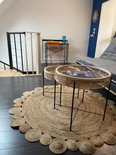 Cette chambre comprend une table basse et un tapis. dans l'établissement L'atypique proche rennes Parc Expo, Brocéliande, à Saint-Thurial