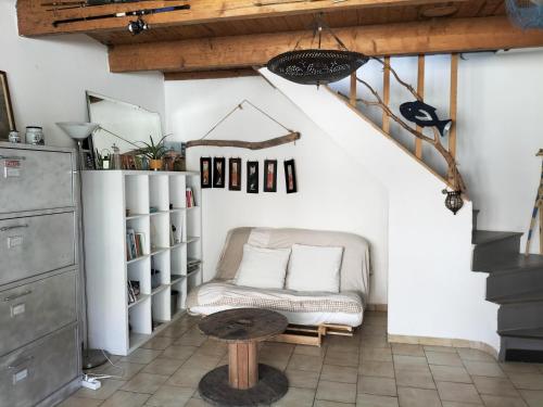 un salon avec un canapé et une table dans l'établissement Kaban On, à Marseille