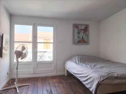 une chambre avec un lit et une fenêtre dans l'établissement Kaban On, à Marseille