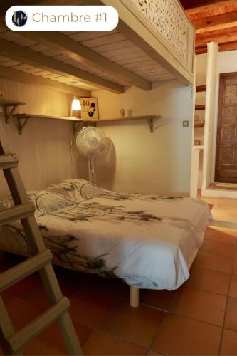 une chambre avec un lit superposé et une échelle dans l'établissement Parenthèse de calme et de nature au bord du Verdon, à Gréoux-les-Bains