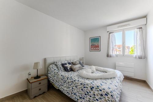 une chambre avec un lit et une fenêtre dans l'établissement Charmant T2 Coeur De Ville, à Arcachon