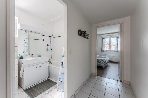 une salle de bain blanche avec un lavabo et des toilettes dans l'établissement Charmant T2 Coeur De Ville, à Arcachon