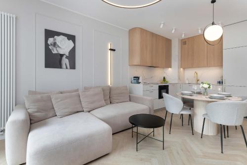 Elegant and Spacious Apartment with Parking & Gym by Renters Prestige